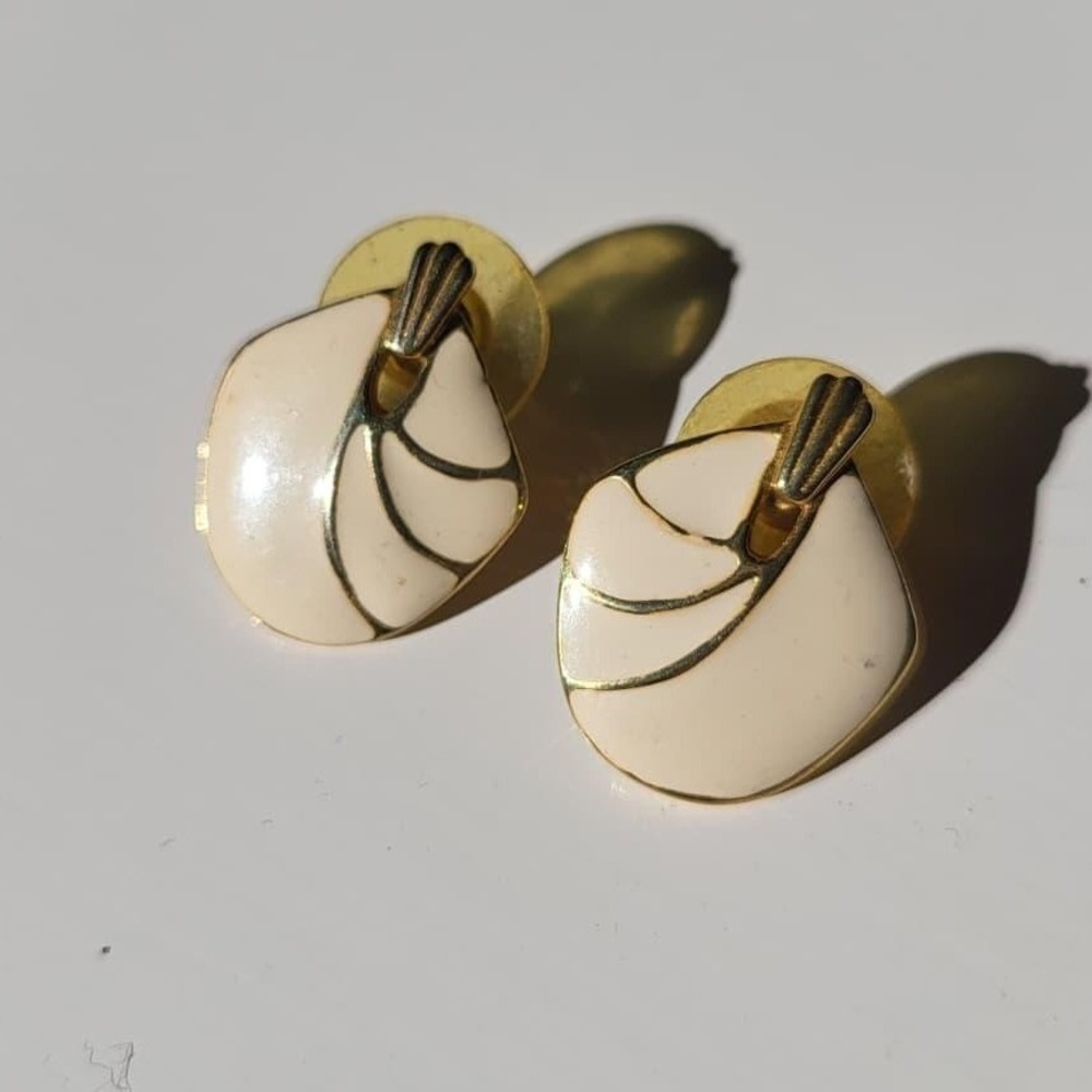 Vintage Cream Enamel Gold Tone Shell Design Stud Earrings